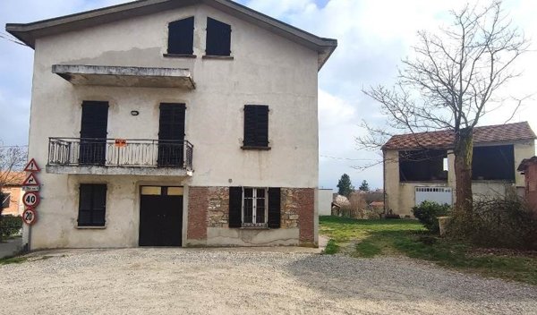 casa indipendente in vendita a Castana