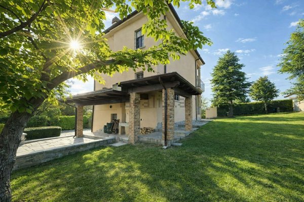 casa indipendente in vendita a Castana