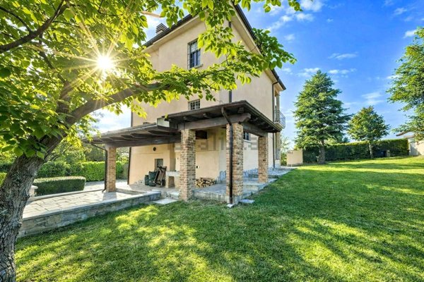 casa indipendente in vendita a Castana