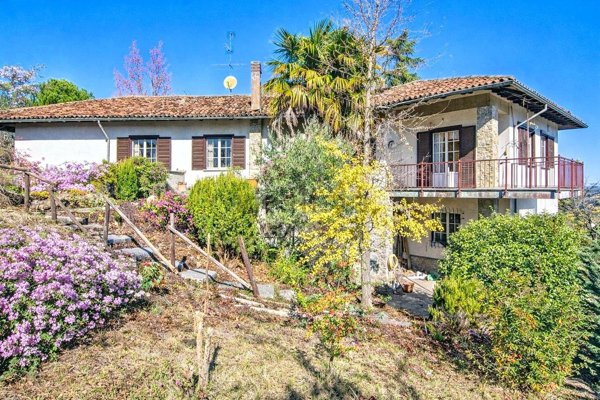 casa indipendente in vendita a Castana