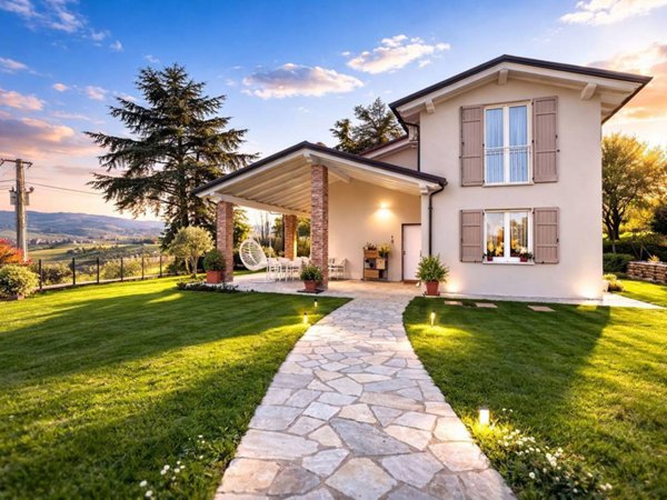 casa indipendente in vendita a Castana