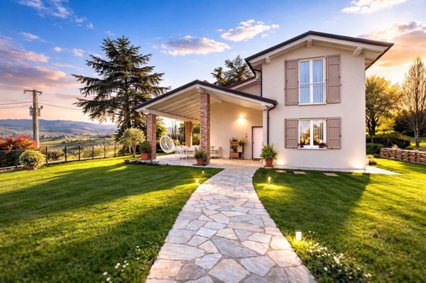 casa indipendente in vendita a Castana