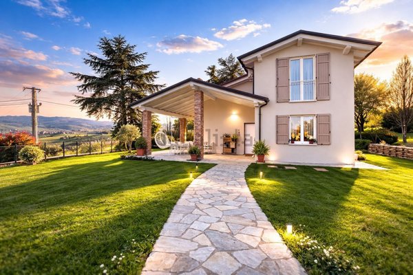 casa indipendente in vendita a Castana