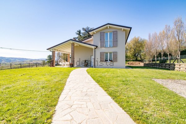 casa indipendente in vendita a Castana