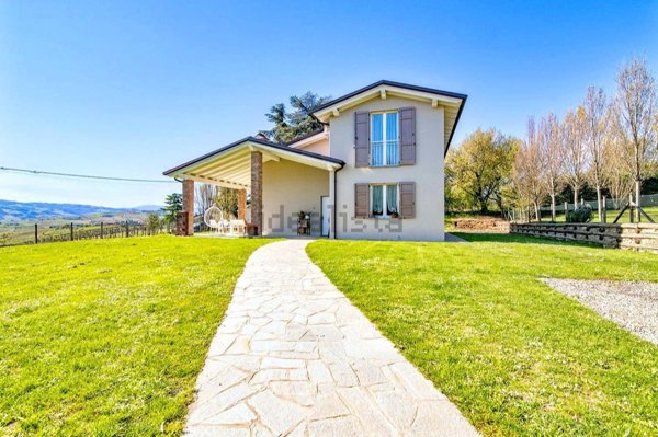 casa indipendente in vendita a Castana