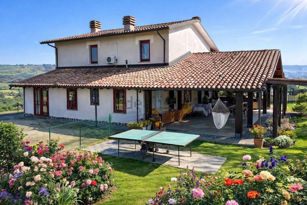 casa indipendente in vendita a Castana