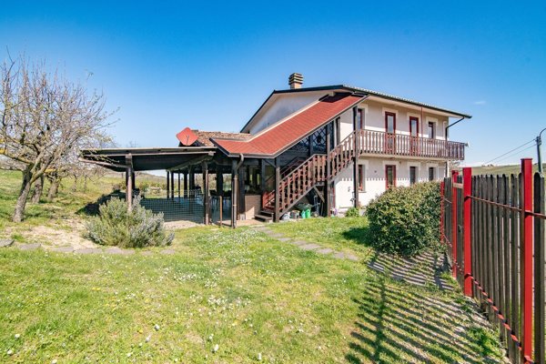 casa indipendente in vendita a Castana