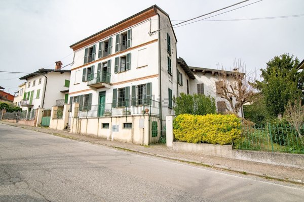 casa indipendente in vendita a Castana