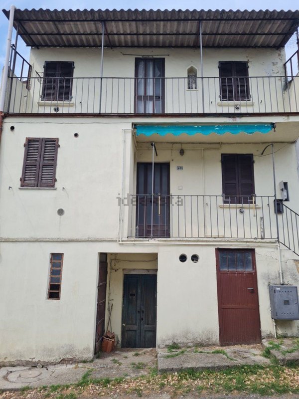 casa indipendente in vendita a Castana