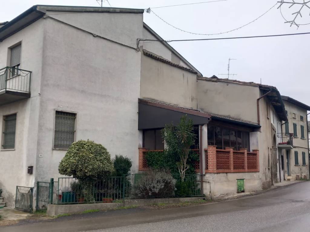 casa indipendente in vendita a Castana