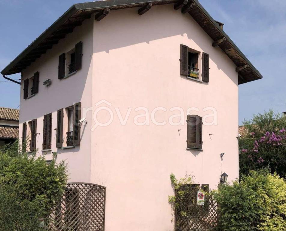 casa indipendente in vendita a Casteggio in zona Sgarbina