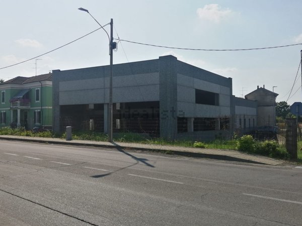 negozio in vendita a Casteggio