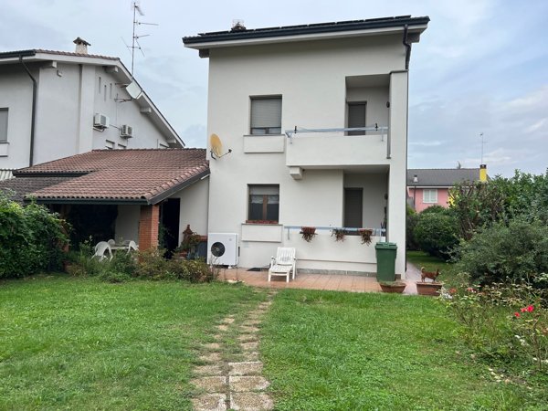 casa indipendente in vendita a Castello d'Agogna