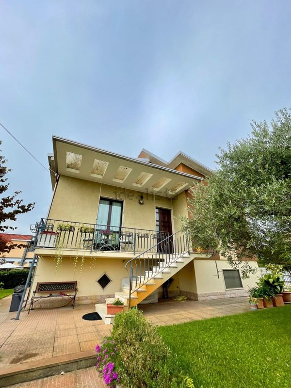 casa indipendente in vendita a Castello d'Agogna