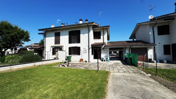 casa indipendente in vendita a Castello d'Agogna