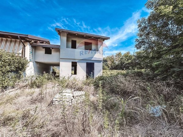 casa indipendente in vendita a Castello d'Agogna