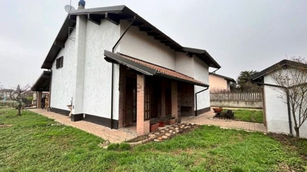 casa indipendente in vendita a Castelnovetto