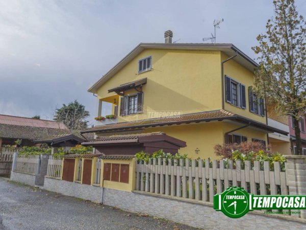 casa indipendente in vendita a Cava Manara in zona Tre Re