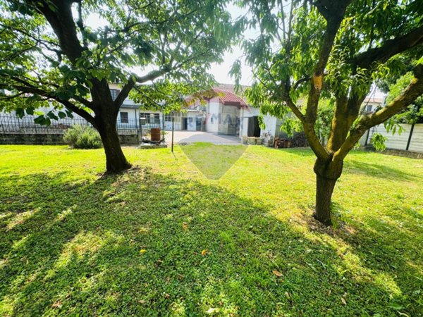 casa indipendente in vendita a Cava Manara in zona Tre Re