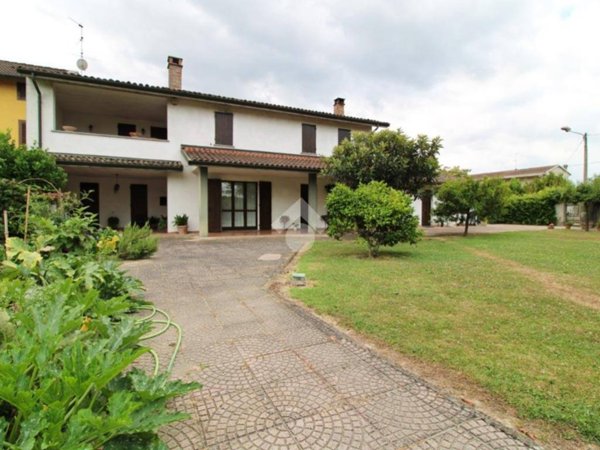 casa indipendente in vendita a Cava Manara in zona Mezzana Corti