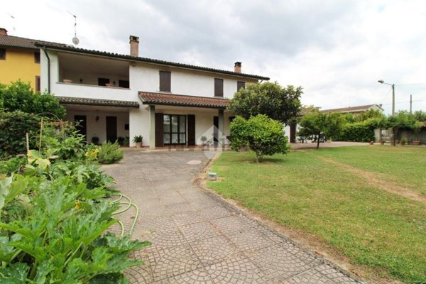 casa indipendente in vendita a Cava Manara in zona Mezzana Corti
