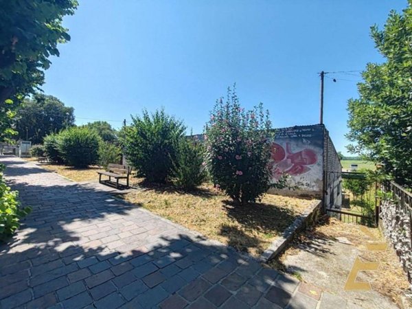locale commerciale in vendita a Cava Manara