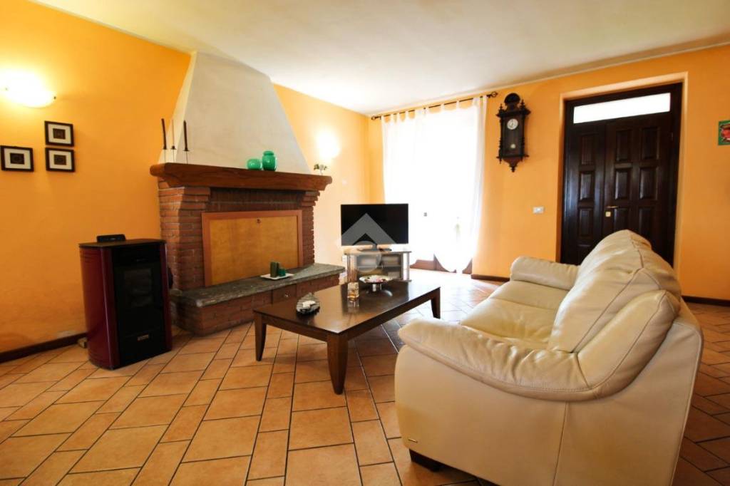 casa indipendente in vendita a Cava Manara in zona Tre Re