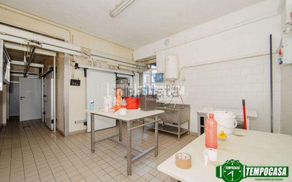 locale commerciale in vendita a Cava Manara