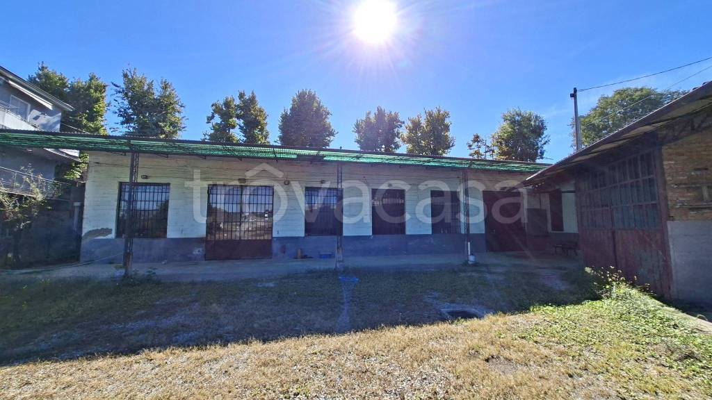 locale commerciale in vendita a Cava Manara