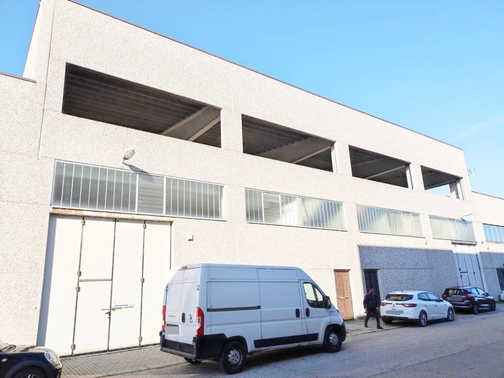 locale commerciale in vendita a Cava Manara