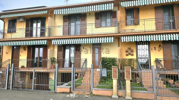 casa indipendente in vendita a Cava Manara in zona Tre Re