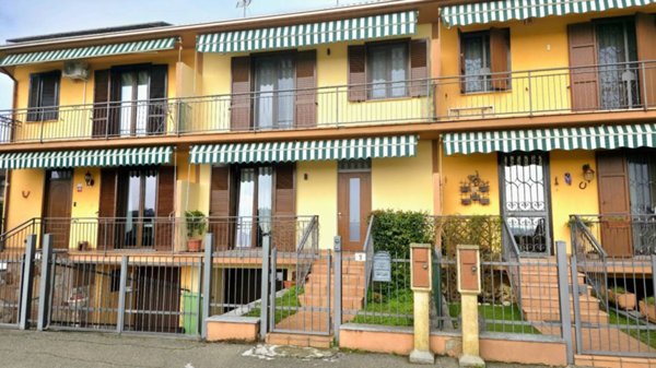 casa indipendente in vendita a Cava Manara in zona Tre Re