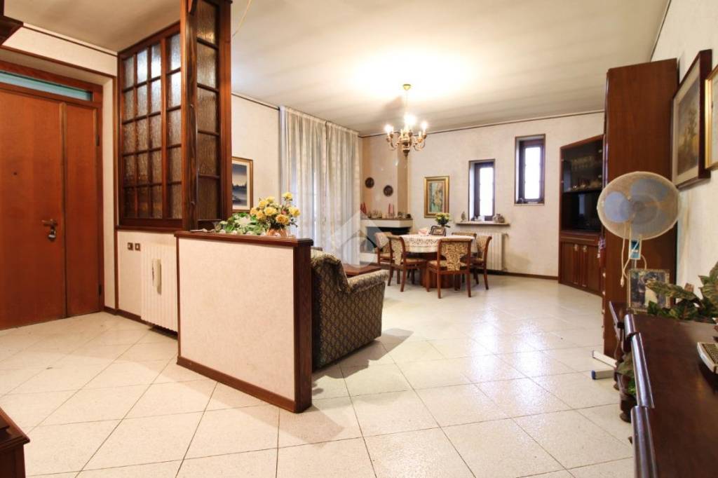 casa indipendente in vendita a Cava Manara in zona Mezzana Corti