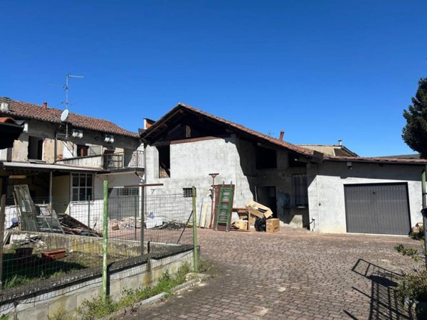 casa indipendente in vendita a Cava Manara in zona Tre Re