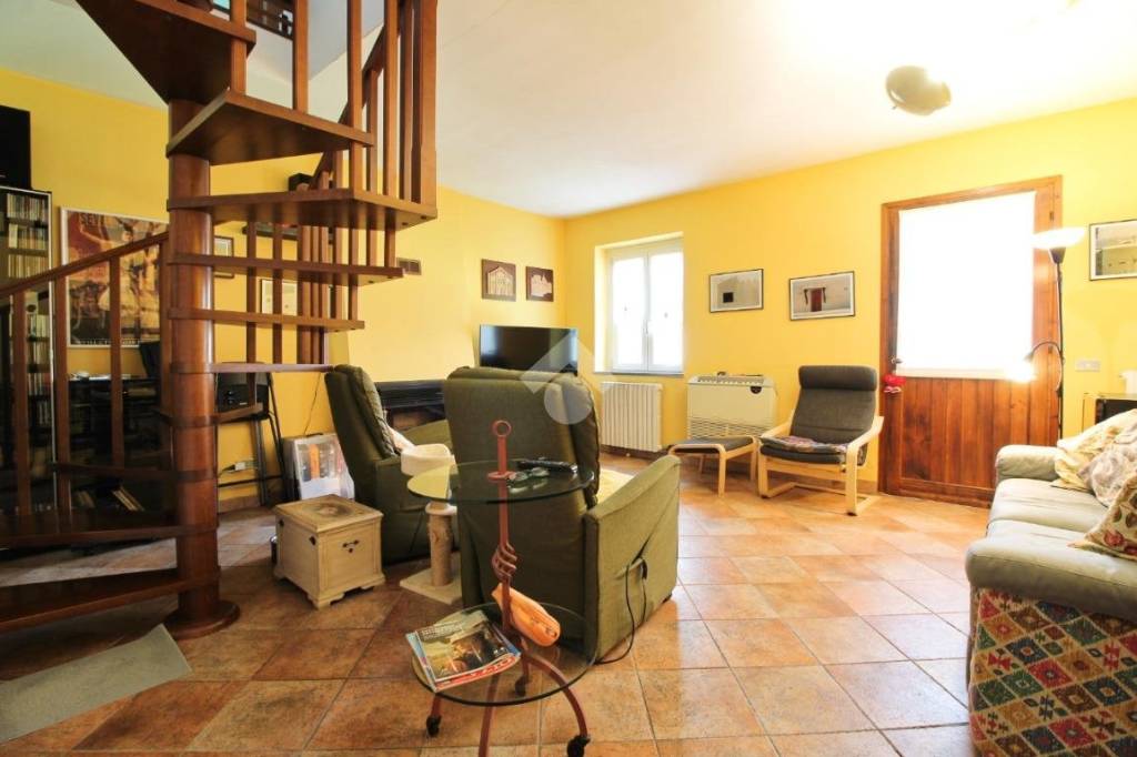 casa indipendente in vendita a Cava Manara in zona Mezzana Corti