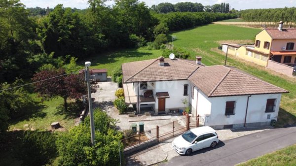 casa indipendente in vendita a Cava Manara in zona Tre Re