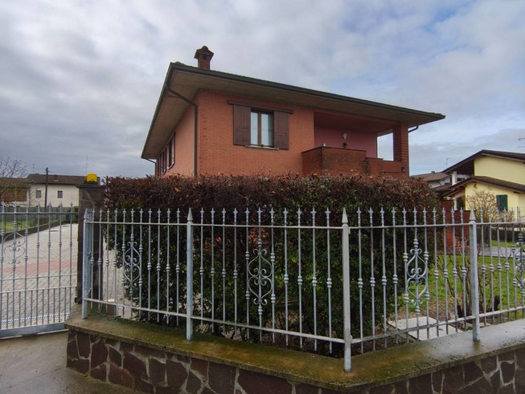 casa indipendente in vendita a Cava Manara in zona Mezzana Corti