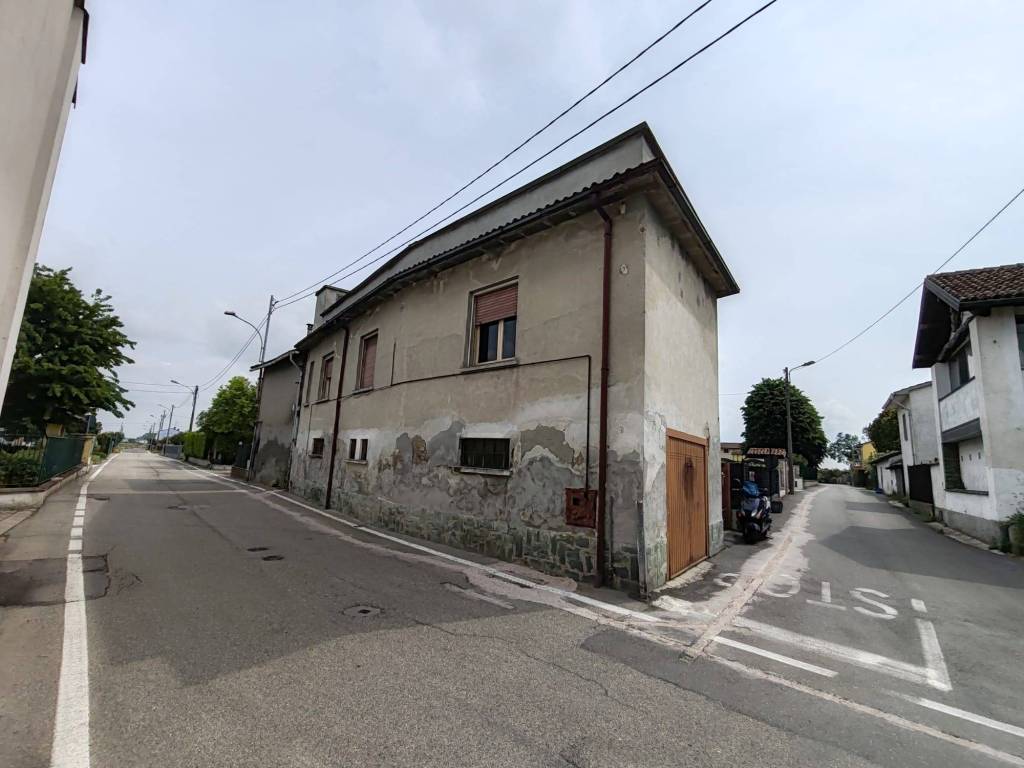 casa indipendente in vendita a Cava Manara in zona Mezzana Corti