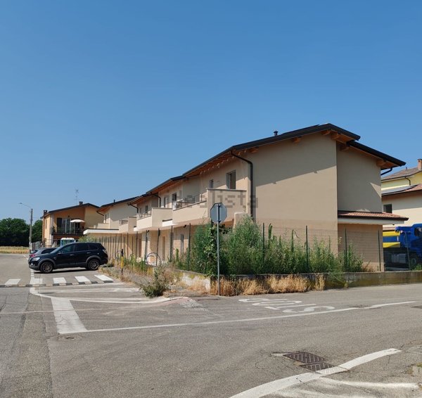 casa indipendente in vendita a Cava Manara in zona Tre Re