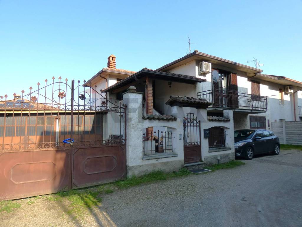 casa indipendente in vendita a Cava Manara in zona Mezzana Corti