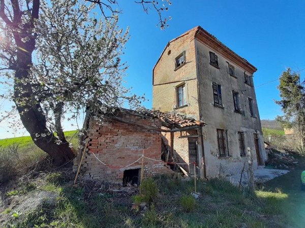 casa indipendente in vendita a Cecima