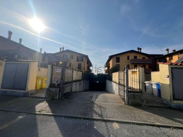 locale di sgombero in vendita a Certosa di Pavia