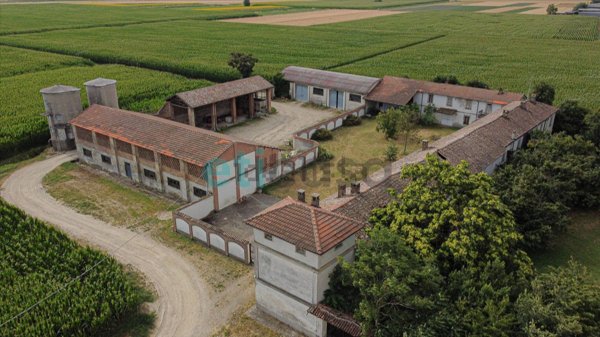 casale in vendita a Cervesina