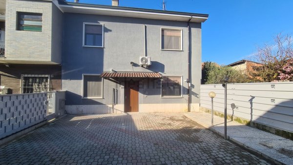 casa indipendente in vendita a Cervesina