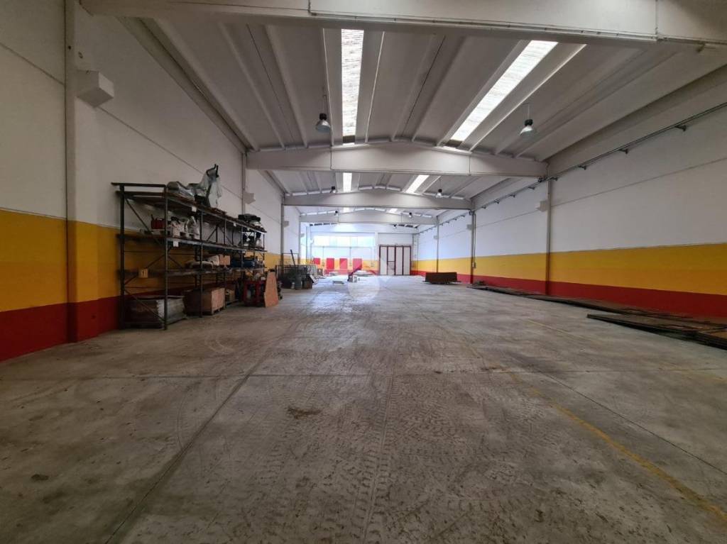 locale commerciale in vendita a Lanzo Torinese