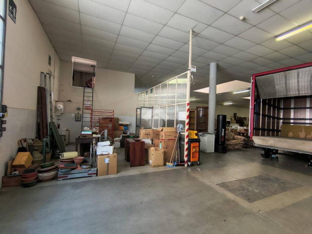 locale commerciale in vendita a Lanzo Torinese