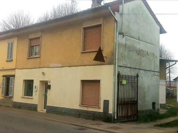 casa indipendente in vendita a Chignolo Po in zona Lambrinia