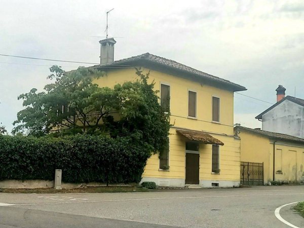 casa indipendente in vendita a Chignolo Po in zona Lambrinia