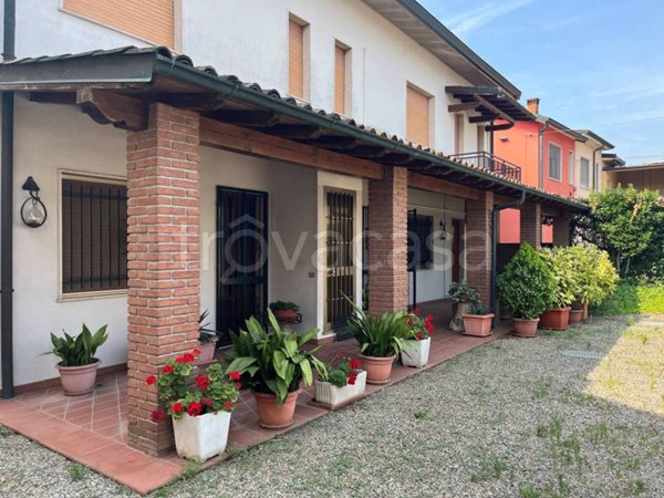 appartamento in vendita a Chignolo Po in zona Lambrinia