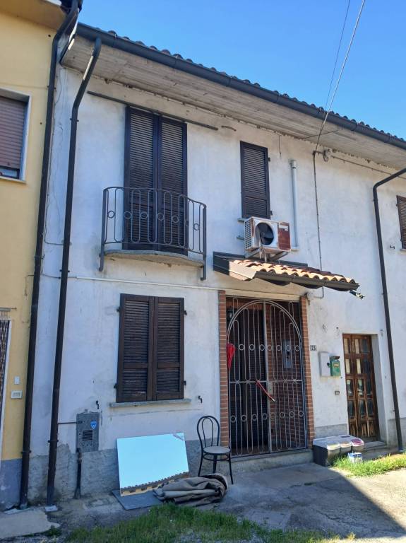 casa indipendente in vendita a Chignolo Po in zona Lambrinia